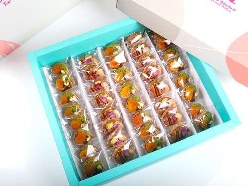 Box crunchy with caramel, nuts and dried fruits - كرانشي مقرمش مع الكراميل والفواكة المجففة والمكسرات  كل حبة مغلقة