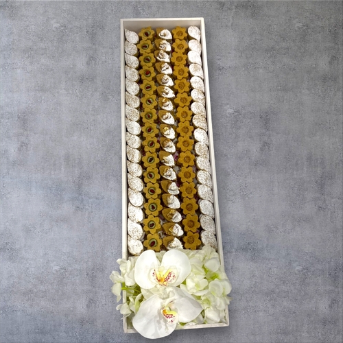 white tray ghuriba 4 types - ( Medium size white wood tray contains  ghuriba  (pistachio - lotus - cardamom - darsen) 
 If you want to choose less than four items, clarify notes