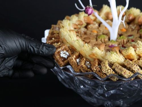 طبق لًفان بتشكيلة حلويات عربية