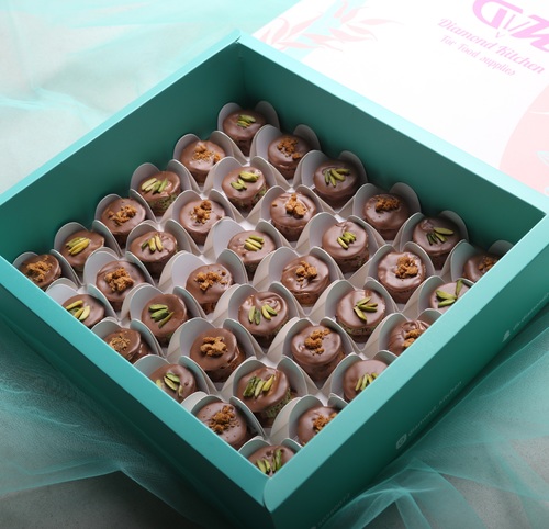 سويت لوكس بوكس - بوكس يحتوي 42 حبة مكس نوعينطبقات مقرمشه من القلاش الغني بالنكهة بطعم الفستق واللوتس مغطاه بالكاكاو البلجيكي