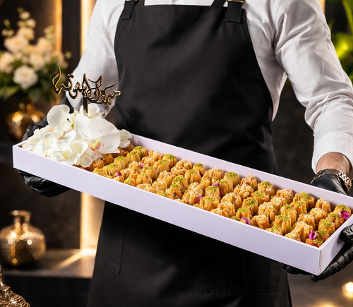 صينية حلا البقشة - صينية&nbsp; خشب بيضاء تحتوي على حلا البقشة