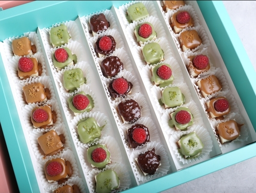 box mix bites 3 toppings - small cheese cake with 3 flavores , lotus , pistachio snd crunchy chocolate
