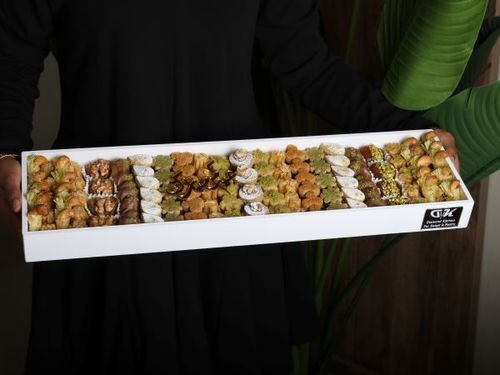 Medium tray of mix sweets - صينية بيضا خشب تحتوي على حلويات منوعة من حلوياتنا الشهية