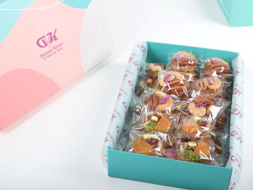 Box crunchy with caramel, nuts and dried fruits