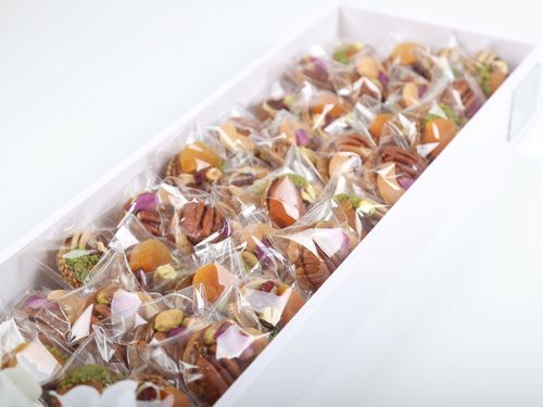Medium white tray crunchy with caramel, nuts and dried fruits