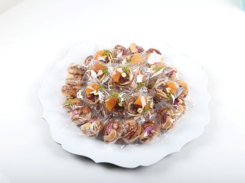 Round tray crunchy with caramel, nuts and dried fruits