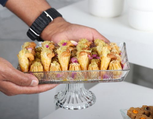 A (small) rectangular glass stand baksha and cashew