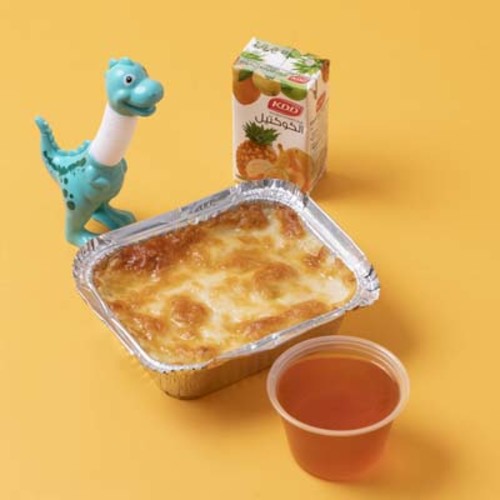 Pasta bchamel-Kids Meal - A bechamel pasta dish for children, layers of pasta, minced meat, and mozzarella cheese, with juice, jelly candy, and a toy for the child