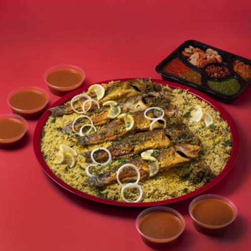 Seabass Mutabbaq tray for 5 people - A tray of Turkish seabass mutabbaq is enough for five people, served with fish rice, 5 pieces of seabass weighing 500 grams each, daqoos, and five types of maabij and agar.