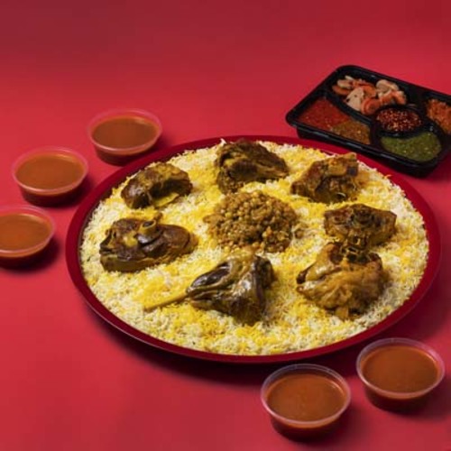 Tray Majboos Meat For 5 People - A tray of chilled Australian meat majboos is enough for five people, served with bread, Australian meat, Kuwaiti filling, daqoos, five types of maabij and agar