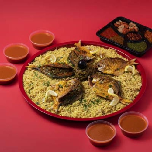 Mutabaq Zubaidi tray for 5 people - A tray of mutabbaq zubaidi is enough for five people. Fish Rice and five zubaidi pieces, weighing 400 grams each, with daqoos and five types of maabij and agar