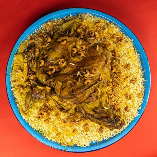 Mini Qoozi Tray - Serves 3 – 4 persons, featuring a tender, solid cut of Australian lamb with traditional Nethri rice, crunchy nuts, authentic Kuwaiti stuffing, Adani fat, Daqoos sauce, assorted Kuwaiti sides, and pickles – a rich and complete Kuwaiti dining experience.
