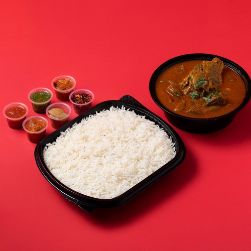 Okra Stew - مرق بامية مع الأرز الأبيض، يُقدَّم باللحم أو بدونه حسب اختيارك، مع خمسة أنواع من المعبوج والأجار