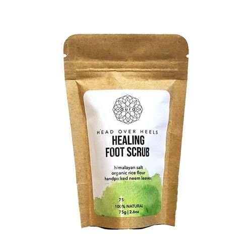 مقشر فرك القدم - Buff your feet with our deeply moisturizing and healing foot scrub. Made with organic rice flour, Himalayan salt, dried neem leaves and the cooling powers of peppermint essential oil, this natural foot scrub exfoliates hard skin, controls and prevents skin infections, replenishes skin health and soothes cracked?heels. A hint of grapefruit essential oil leaves your skin fresh and soft!