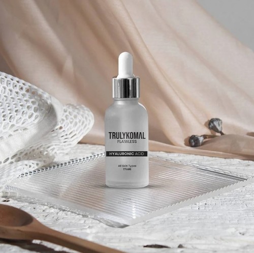 Hyaluronic Serum - Deep hydration serum with advanced formula

An advanced formula that retains moisture within the skin. This serum captures humidity from the air and locks it within your skin.Hyaluronic Acid deeply moisturizes the skin, relieves dryness, and makes the skin supple. It has Glycerin which allows the skin to retain moisture for longer. Includes Vitamin B3 which keeps the skin hydrated and promotes skin elasticity. Vitamin BS keeps the skin soft, smooth, and healthy.