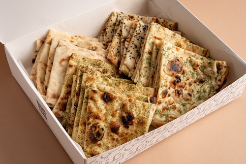MIX TANOOR BREADS BOX - Mix tandoor bread box : 5 - 6 person&nbsp; 32 pcs of Plain bread - zaatar bread -mix sesame bread - dill with butter bread