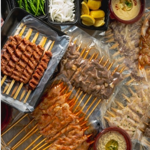 SPICY BBQ BOX  {4-5PERSONS} - The grilling box contains ready-made marinades for grilling on 5 skewers (Tekka lumee /&nbsp; Special Tekka / Spicy Kebab / Special Tawooq / Spicy Arrayes 4 breads /Spicy Wings) in addition to appetizers (Hummus / Mutabal / Tekka lumee Special Sauce) with tandoor bread and vegetables (White Onion / Green Chilly / Lemon)
