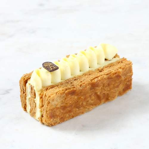 Millefuelle vanilla - enjoy a burst of tangy flavors with caramelized pastry layers with a light vanilla cream highlighted by vanilla pods.
