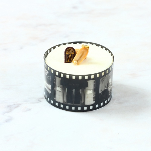 Salted Caramel Cheesecake - A classic pastry with the flavors of Angelina that will delight sweet lovers, it is made with a lotus biscuit base and special caramel filling with Mascarpone cheese, and topped with fine&nbsp;peanuts