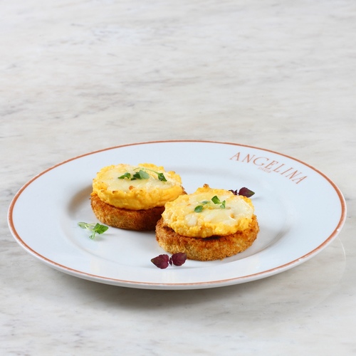 SCRAMBLED EGGS IN BRIOCHE BREAD - Brioche bread, scrambled eggs, mozzarella cheese