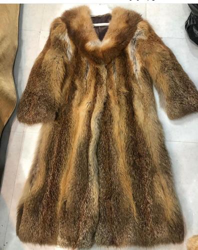 Orginal fox jacket - Original high quality of fox jacket.  Full coverd.   Warmer and you can wear ot in both side from out and in in all celebrating or winter occasions.         Nice color and cover head.  Tall untill  ankle