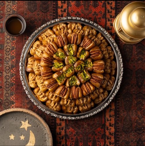 صينية دائرية فضيه اللون - سكري بالرنجينة و المكسرات&nbsp; ٢ كيلو