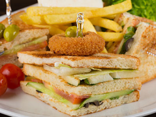 Club Sandwich Haloum And Mint - Haloum - black olives - mint - lettuce - tomatoes - thyme / with chips, one person meal 4 triangles.