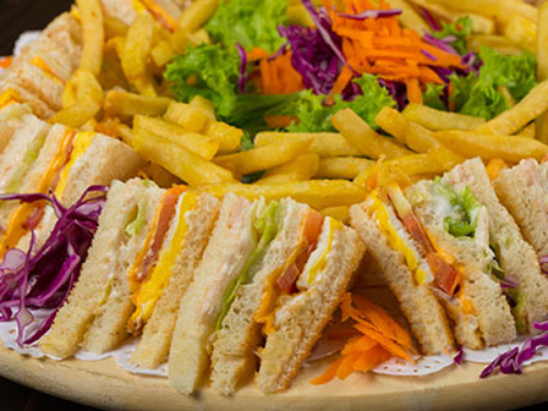 The Club Sandwich Chicken Sandwich Small - Chicken - egg - lettuce - tomato - mayonnaise - sliced cheese / with chips / 16 marsh, enough for up to 4 people.