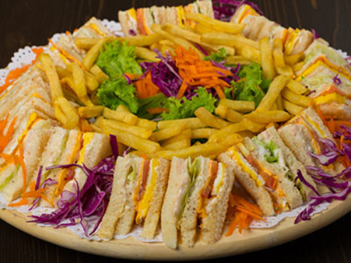 The Club Sandwich Chicken Sandwich Medium - Chicken - egg - lettuce - tomato - mayonnaise - sliced cheese / with chips / 20 marsh, enough for up to 5 people.