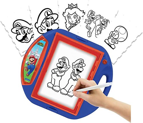 Lexibook- Super Mario Drawing Projector - A fantastic drawing projector to draw your favourite heroes!  Very easy to use thanks to the illuminated surface and practical features  10 templates that guide the child when drawing, and 4 stamps with Super Mario motifs.  1 pen and 10 sheets of paper for different drawings  The projector opens to store accessories and can be taken anywhere.  Age 3+ The user should be supervised by an adult.  Power supply: 3 x AA/LR6 batteries 1.5 V (not included).