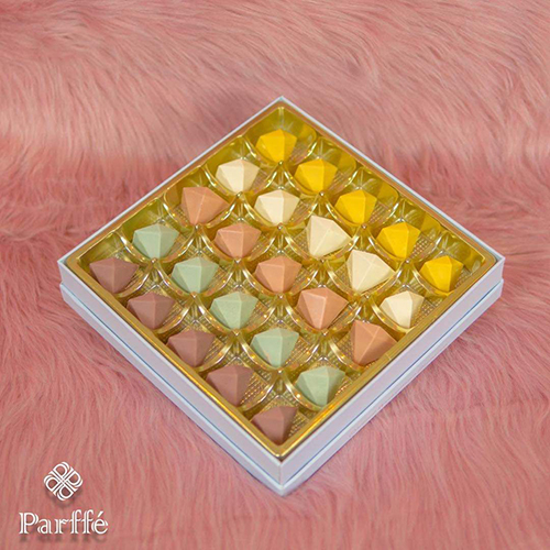 Diamond Box - Two layers (50 pieces) 6 flavors of cardamom with saffron - rose - blueberry cheesecake - kinder - strawberry cheesecake