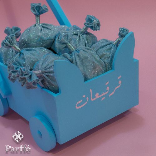 Parffe Chocolate - قرقيعان العربانه - عربانه خشب تحتوي على عشر اكياس قرقيعان لون ازرق