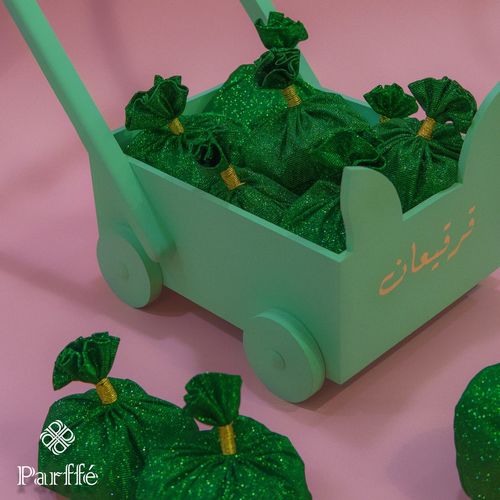 Parffe Chocolate - قرقيعان العربانه - عربانه خشب لون احضر تحتوي على عشر اكياس قرقيعان