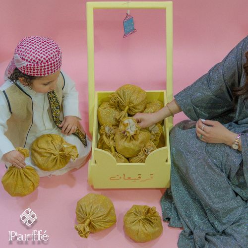 Parffe Chocolate - قرقيعان العربانه - عربانه قرقيعان خشب لون اصفر تحتوي على عشر اكياس قرقيعان