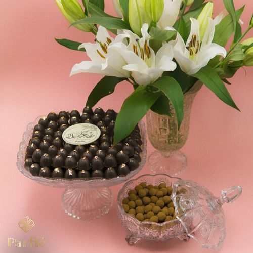 Parffe Chocolate - طقم العيد الانيق - طقم العيد الكرستال الانيق يحتوي على: صينيه شوكليت فيها كيلو  صحن دراجيه مكسرات بالشوكليت  فازه من الوردالطبيعي