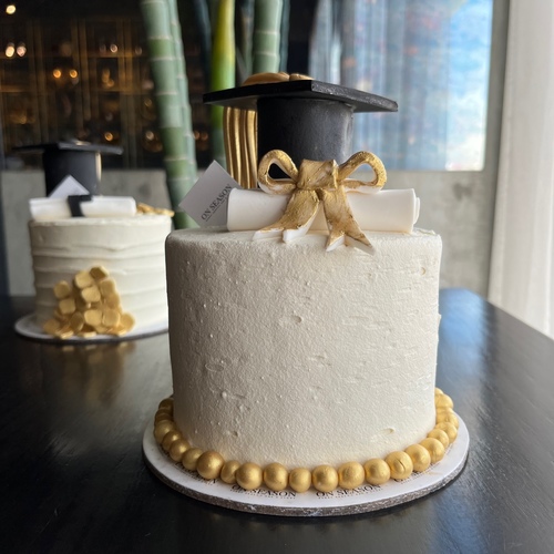 أون سيزون - Graduate cake A - كيكة صغيرة الحجم بطبقات من الريد فيلفيت والبراوني وكريمة الجبن الغنية - تكفي من 3 إلى 4 أشخاص