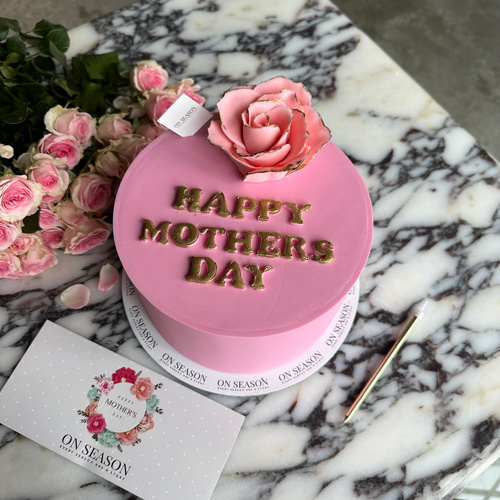 أون سيزون - Mother day - cake A - كيكة كبيره الحجم بطبقات من الريد فيلفيت والبراوني وكريمة الجبن الغنية - تكفي من 5 إلى 6 أشخاص