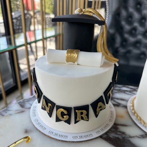 Graduate cake C - كيكة صغيرة الحجم بطبقات من الريد فيلفيت والبراوني وكريمة الجبن الغنية - تكفي من 3 إلى 4 أشخاص