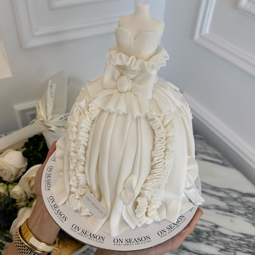 N Bride - Bride shape  cake with layers of red velvet, brownie, and cream cheese, ideal for 3 to 4 people, is available along with a free candle.
With beautiful White bouquet