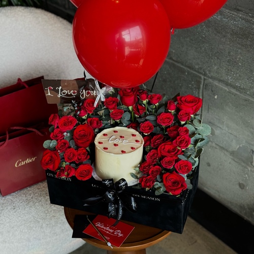 Package LOVE 6 - Celebrate the romance with our Special Valentines Day Package!The box contains a delightful cake & chocolate written on it “I love you” ,and beautiful fresh flower arrangements.