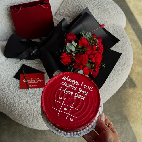 Package LOVE 2 - Beautiful red bouquet with small cake that have a layers of red velvet and brownie and rich cheese cream - enough for 3 to 4 person