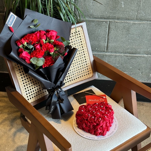 Package LOVE 5 - Beautiful red bouquet with small cake that have a layers of red velvet and brownie and rich cheese cream - enough for 3 to 4 person