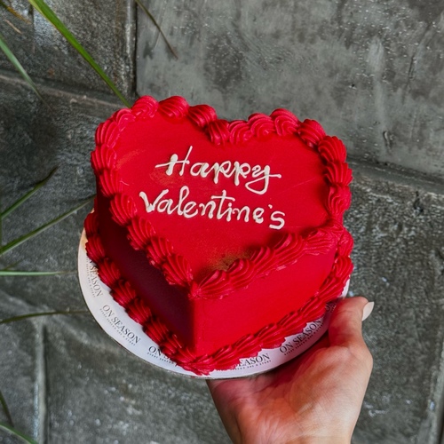 أون سيزون - Love cake 3 - كيكة صغيرة الحجم تحتوي على طبقات من الريد فيلفيت والبراوني وكريمة الجبن الغنية - تكفي من 3 إلى 4 أشخاص