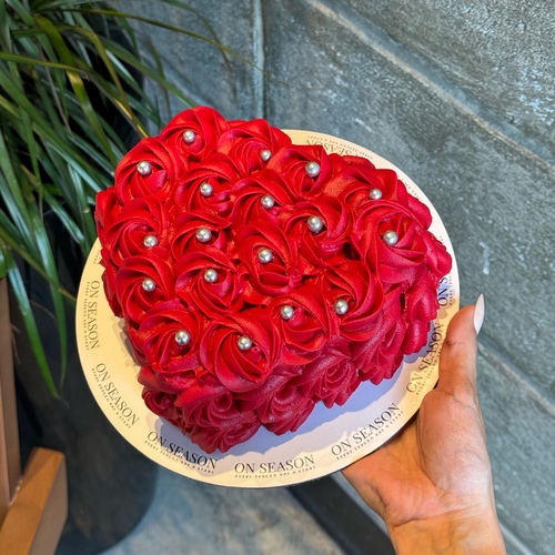 أون سيزون - Love cake 5 - كيكة صغيرة الحجم بطبقات من الريد فيلفيت والبراوني وكريمة الجبن الغنية - تكفي من 3 إلى 4 أشخاص