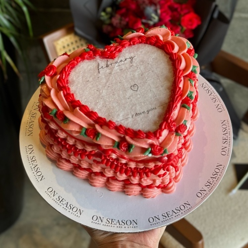 Love cake 6 - كعكة صغيرة ذات تصميم مكاني تحتوي على طبقات من الريد فيلفيت والبراوني وكريمة الجبن الغنية - تكفي من 3 إلى 4 أشخاص