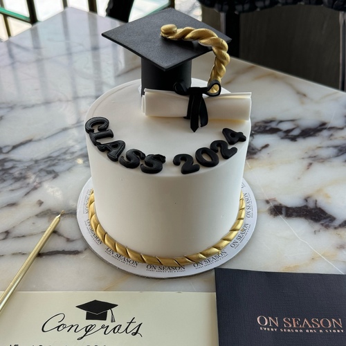 أون سيزون - Graduate cake D - كيكة صغيرة الحجم بطبقات من الريد فيلفيت والبراوني وكريمة الجبن الغنية - تكفي من 3 إلى 4 أشخاص