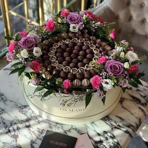 OB - Contains 1.5kg of Pecan Caramel ,dolce de leche , and Chocolate truffles chocolates and beautiful flower arrangement.