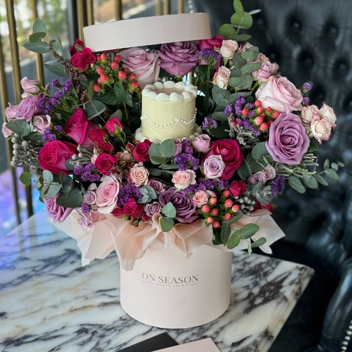 أون سيزون - OZZY - An elegant package of beautifully arranged flowers and 1 mini cake filled with layers of red velvet ,brownie and rich cheese cream .