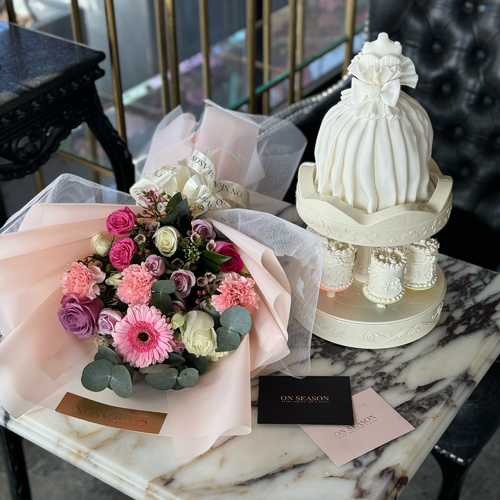 أون سيزون - Luxury bride - Package A - A package of a musical rotating  Bride cake stand with 6 mini cakes , with a beautiful hand bouquet.