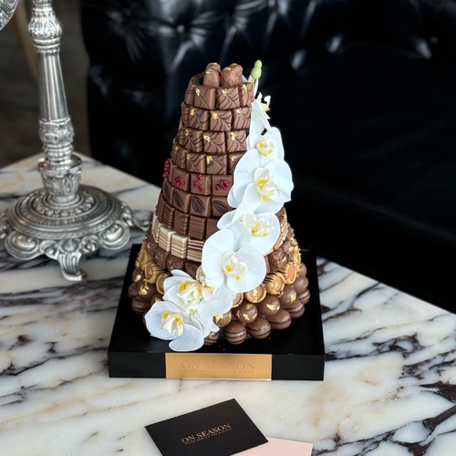 Pyramid - 2 kilo of luxury chocolate, flavors of chocolate: Eid praline cup, Triple surprise, Scarlet garden, Baklava, Crispy hazelnut, Chunky hazelnut, Royal luxury, Krunchy leaf, Otilia magna